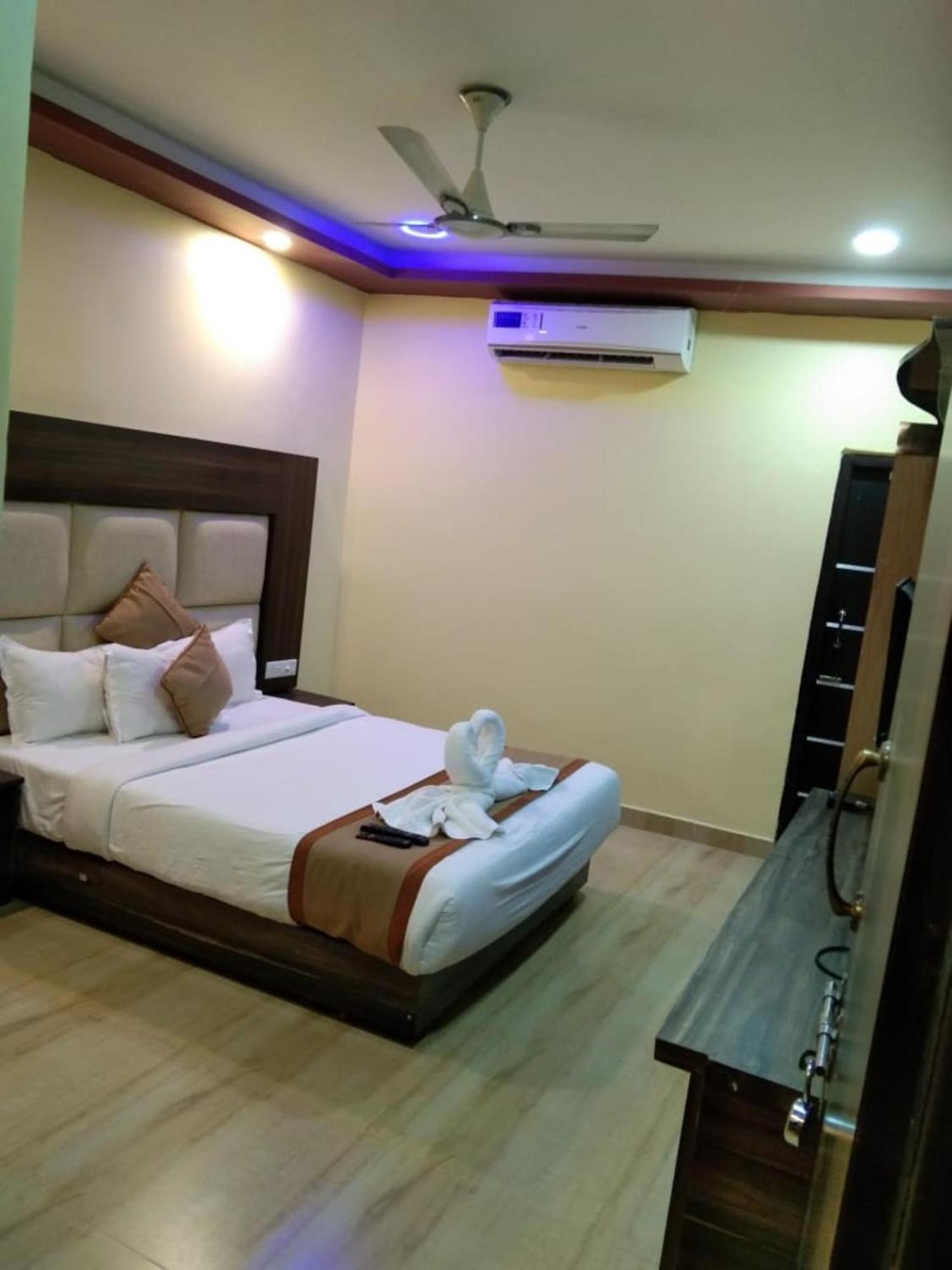 Gold India Beach Resort Govind Nagar Esterno foto